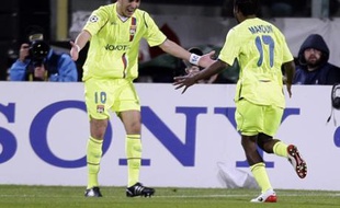 Olympique Lyon's Jean Makoun (R) runs to his teammate Karim Benzema after scoring against Fiorentina during their Champions League soccer match at the Artemio Franchi stadium in Florence November 25, 2008. REUTERS/Max Rossi (ITALY)