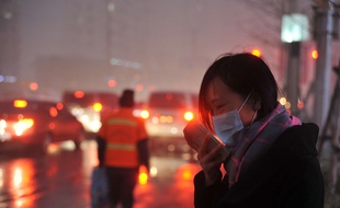 Une femme porte un masque en plein «fog» à Shenyang, dans le nord-est de la Chine, le 8 novembre 2015.