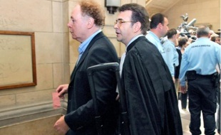 Alain Rosenberg (à g.), dirigeant français de la scientologie, à son arrivée au tribunal, hier.
