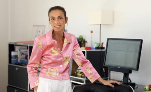 La PDG de l'Institut national de l'audiovisuel (INA), Agnès Saal, dans son bureau au siège de l'INA, à Bry-sur-Marne, le 31 juillet 2014