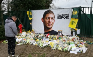 Des dizaines de bouquets en hommage à Emiliano Sala devant le centre d'entraînement du FC Nantes.