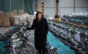 La maire de Paris Anne Hidalgo pose avec les nouveaux Vélib' électriques fabriqués à la Roche sur Yon le 19 décembre 2017.