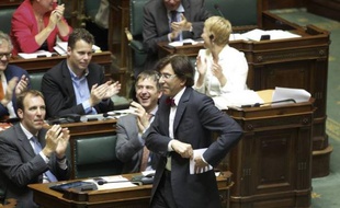 Le Parlement belge a mis fin vendredi à une controverse entre Flamands et Wallons qui empoisonnait la vie politique depuis près de 50 ans, mais les indépendantistes de la Flandre affûtent déjà leurs prochaines revendications.