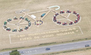 Les agriculteurs avaient réalisé un vélo géant (ci-dessus). En bas à droite, Anthony Charteau, à Arthon-en-Retz.A Arthon-en-Retz hier au passage du peloton (en haut) et lors de la longue attente qui le précède (à droite).