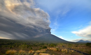 Le volcan du Mont Agung, à Bali, est entré en éruption.