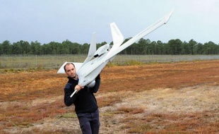 Le marché militaire et civil des drones est promis à une forte expansion se chiffrant à des dizaines de milliards d'euros, selon les industriels présents sur le salon UAV Show Europe consacré à ces avions sans pilote, ouvert mercredi pour deux jours à Bordeaux.
