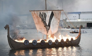 Une reconstitution d'une cérémonie de funérailles Vikings organisée par la chaine History Channel dans la baie de San Diego le 22 juillet 2017 en marge du Comic-Con International.