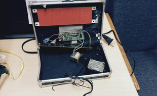 Cette photo faite le 16 septembre par la police d'Irving au Texas montre une horloge numérique fabriquée par un collégien de 14 ans