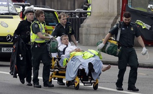 Des ambulanciers évacuent un blessé près du Parlement britannique, après l'attaque qui a frappé Londres mercredi 22 mars.