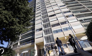 Des journalistes devant l'immeuble "Le Surcouf" de Mandelieu-la-Napoule après la découverte de colis suspects lors d'une perquisition dans le cadre de l'affaire du démantèlement de la cellule de Cannes-Torcy, le 17 février 2014