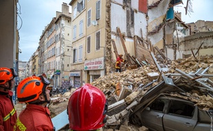 Des marins-pompiers devant les immeubles qui se sont effondrés rue d'Aubagne à Marseille
