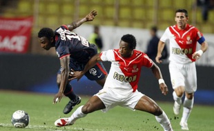 Le milieu de terrain monégasque Jean-Jacques Gosso, en grand écart devant le parisien Sessegnon, lors du match Monaco - Paris, le 13 septembre en Ligue 1.