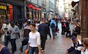 Des Toulousains qui font du shopping. Illustration.