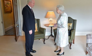 La reine Elizabeth II et le vice-Premier ministre d'Irlande du Nord, Martin McGuinness, à Hillsborough Castle à Belfast le 27 juin 2016.