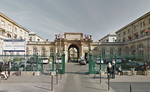 Entrée principale de l'hôpital Lariboisière, rue Ambroise Paré dans le 10e arrondissement de Paris.