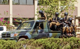 Des soldats du Burkina Faso autour de l'ambassade française le 2 mars 2018.