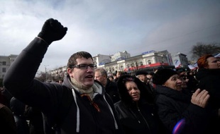 Manifestation pro-russe à Simféropol, en Crimée, le 9 mars 2014