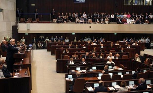Le parti nationaliste religieux (Foyer juif) continue de grignoter des voix au Likoud du Premier ministre israélien Benjamin Netanyahu, grand favori des législatives du 22 janvier, selon un sondage publié mardi dans le quotidien Haaretz.