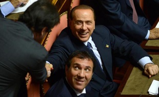 Le gouvernement d'Enrico Letta a survécu mercredi à un vote de confiance décisif au parlement, après qu'une fronde interne au parti de Silvio Berlusconi a forcé le Cavaliere à capituler et à renoncer à le faire tomber.