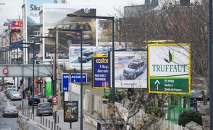 Affichage publicitaire en entrée de ville à Saint-Denis, en Seine-Saint-Denis