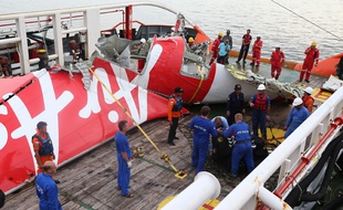 La queue de l'appareil d'AirAsia remontée par un équipage russe et indonésien.