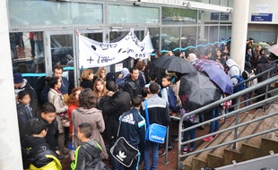 Le collège Las Cazes bloqué, ce lundi, par les parents d'élèves, à Montpellier.