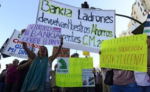 Les "participations préférentielles, c'est le scandale du siècle en Espagne": Inocencio Merino, ouvrier à la retraite, se dit victime, comme des centaines de milliers d'autres, de "l'escroquerie" de la vente des produits financiers à risques que le gouvernement va réformer.