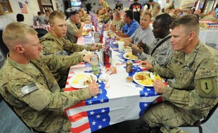 Des soldats Américains célèbrent la fête nationale Américaine au camp Clark dans la province de Khost, Afghanistan.
