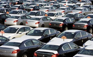 Avec des ventes mondiales en recul de 4,9%, 2013 aura été une nouvelle mauvaise année pour PSA Peugeot Citroën qui a dû se résigner à bientôt voir entrer à son capital l'Etat et son partenaire chinois Dongfeng pour l'aider à remonter la pente.