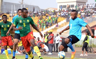 Le défenseur Jérôme Guihoata (à gauche, ici sous les couleurs du Cameroun en 2015 face au Congo. Le joueur appartenait au FC Lorient depuis 2016, mais personne ne le savait.