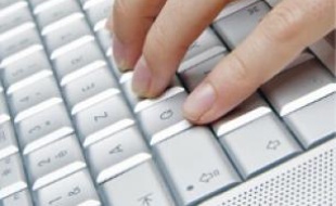 Un internaute pianote sur son clavier.