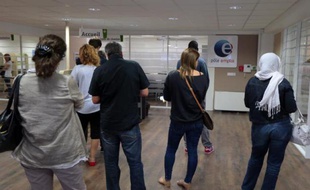 Des chômeurs patientent le 10 septembre 2012 dans une agence pour l'emploi, à Pontault-Combault, en Seine-et-Marne
