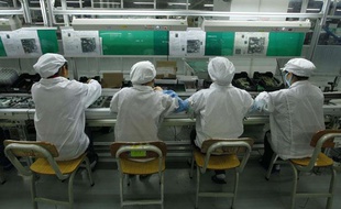Ouvriers de l'usine FoxConn à Longhua, dans la province chinoise du Guangdong, le 26 mai 2010.