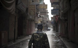 Le commandement rebelle en Syrie a promis mercredi de "punir sévèrement" toute personne qui s'avère coupable d'exactions dont un homme affirmant être un insurgé montré dans une vidéo en train d'éviscérer un soldat du régime.
