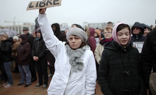 Une participante du rassemblemen en mémoire des victimes des attaques en France, le 10 janvier 2015 à Caen.
