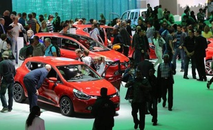 Les immatriculations de voitures neuves ont poursuivi leur plongeon en septembre en France, ce qui a poussé lundi le Comité des constructeurs français d'automobiles (CCFA) à abaisser sa prévision pour l'année à -12%.