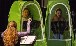 Les élèves lors d'un cours de chant dans les tentes pop-up le 26 février 2021, à Wenatchee, aux Etats-Unis.