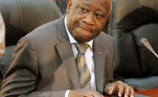 Le président ivoirien Laurent Gbagbo a dénoncé dans une interview diffusée jeudi soir les "relations hypocrites" issues des accords de défense entre la France et certains pays africains, appelant à des accords interafricains pour régler les conflits régionaux.