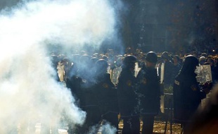 La police fait face aux manifestants près d'un bâtiment du gouvernement cantonal, à Tuzla, en Bosnie-Herzégovine, le 7 février 2014