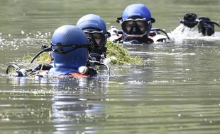 Les plongeurs de la gendarmerie française cherchent des preuves dans un étang près de Pont-de-Beauvoisin, dans l'est de la France, le 30 août 2017 après la disparition de Maëlys.AFP PHOTO / PHILIPPE DESMAZES