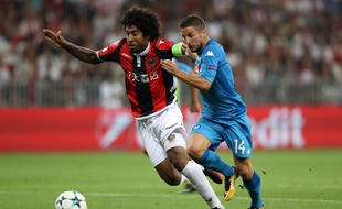 Dante et Mertens se bagarrent pour une balle en cuir.