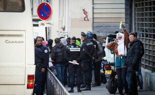 Des migrants évacués à Paris d'un lycée, le 4 mai 2016