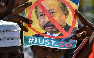 Un manifestant brandit une photo du Premier ministre soudanais Abdalla Hamdok pour lui demander de quitter le pouvoir, à Khartoum le 21 octobre 2021.