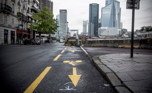 Une « coronapiste » tracée à proximité de Paris et de La Défense, en mai 2020.