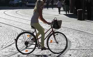 La cycliste a subi 45 jours d'ITT après avoir été déséquilibrée par des deux adolescents, qui tentaient de lui voler sa glacière. (Illustration)