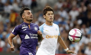 Corentin Jean, l'attaquant du TFC, à la lutte avec le défenseur de l'OM Hiroki Sakai, le 10 août 2018 au Stade-Vélodrome de Marseille.