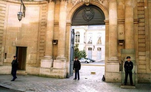Hôtel de Matignon. Jacques Chirac intègre Matignon une première fois en 1974 sous la présidence de Valéry Giscard d'Estaing, puis en 1986 sous celle de François Mitterrand.