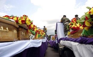 Des milliers de personnes ont assisté dans l'émotion et le recueillement dimanche à Brazzaville aux obsèques de 145 de 223 victimes des explosions d'un dépôt de munitions, une semaine exactement après le drame qui a fait aussi plus de 2.300 blessés et 14.000 sans-abri.