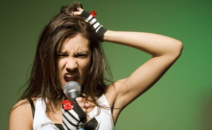 Une jeune femme en train de chanter