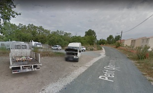 Les caravanes sont installées à proximité d'un quartier résidentiel de Villenave d'Ornon.